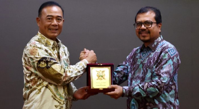 Pj Sekda Aceh, Azwardi, bersama Pangkoarmada RI, Laksamana Madya TNI Denih Hendrata. (Foto: Humas Aceh)