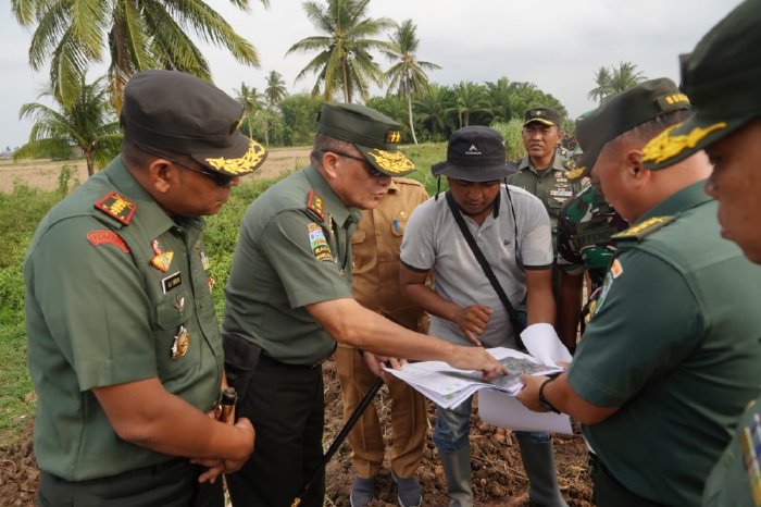 Pangdam IM Tinjau Optimalisasi Lahan Kodim Aceh Utara. (Foto: Humas Aceh)