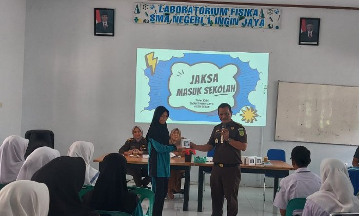 Tim Jaksa Masuk Sekolah (JMS) dari Kejaksaan Tinggi (Kejati) Aceh melakukan kunjungan ke SMA Negeri 1 Ingin Jaya, Kabupaten Aceh Besar. (Foto: Humas Aceh)