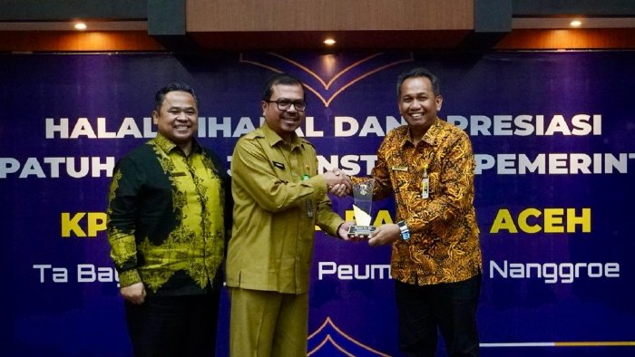 KPP Pratama Banda Aceh Beri Penghargaan Wajib Pajak instansi pemerintah. (Foto: Humas Aceh)
