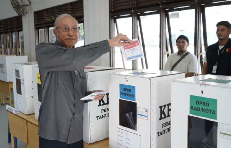 Paduka Yang Mulia Wali Nanggroe Aceh Tgk. Malik Mahmud Al Haythar saat memasukkan surat suara ke dalam kotak dalam Pemilu 2024. [Foto: Humas LWN]