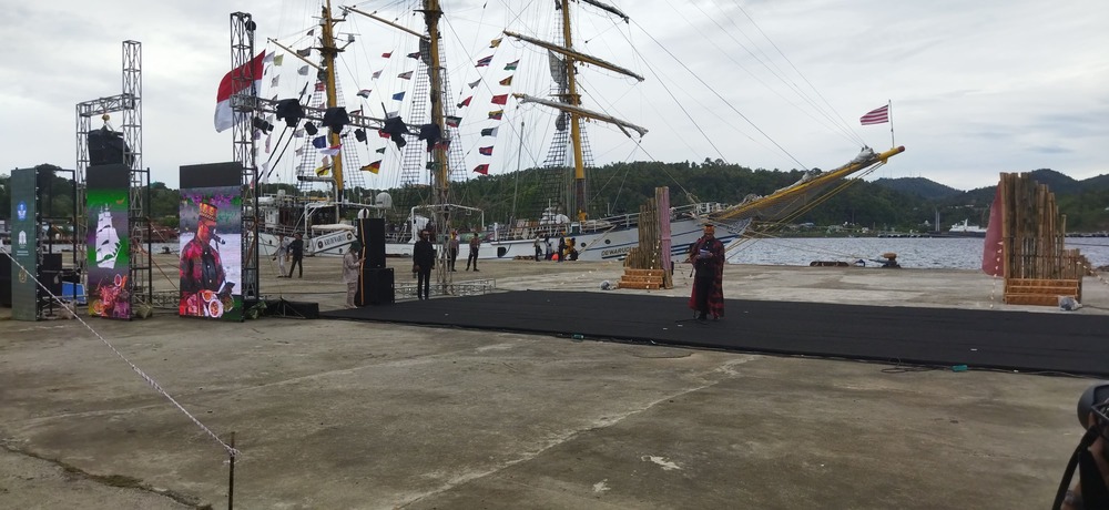 Penjabat (Pj) Wali Kota Sabang, Reza Fahlevi menyambut kedatangan Laskar Rempah Kayu Manis Kapal Perang Republik Indonesia (KRI) Dewaruci di Dermaga CT-1 BPKS, Sabang, Minggu (23/6/2024). (Foto: Nukilan/Sammy)