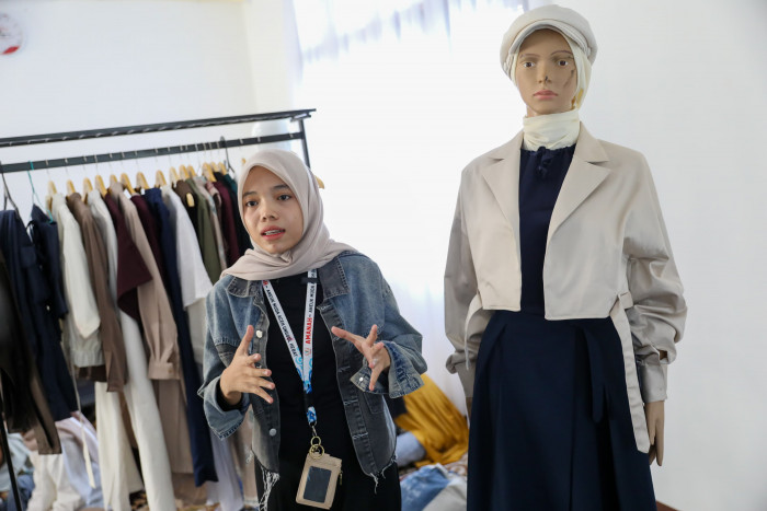 Peserta program AMANAH Fashion Designer mempresentasikan desain yang telah mereka persiapkan. (Foto: AMANAH)