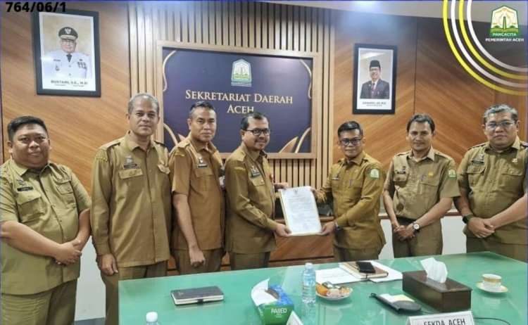 Penyerahan surat keputusan di ruang kerja Asisten III Setda Aceh. Foto: Humas Aceh. (Foto: Humas Aceh)
