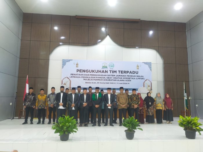 Pj Gubernur Aceh, Bustami Hamzah melakukan foto bersama dengan Pimpinan MPU Aceh dan Tim Terpadu. (Foto: MPU Aceh)