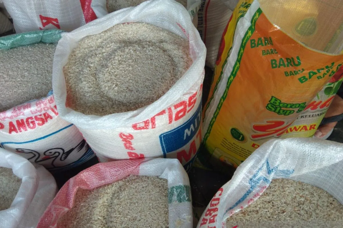 Beras di Pasar Keutapang, Darul Imarah, Aceh Besar. (Foto: Nukilan)