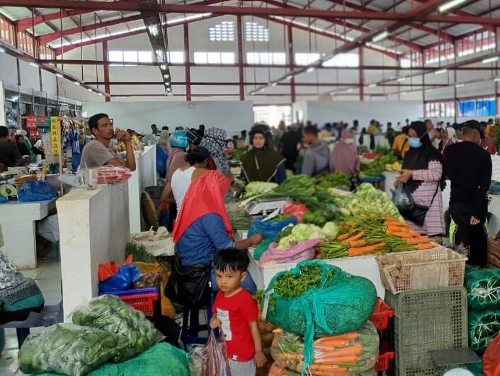 Suasana di pasar Almahira, Lamdingin, Banda Aceh. (Foto: Nukilan)