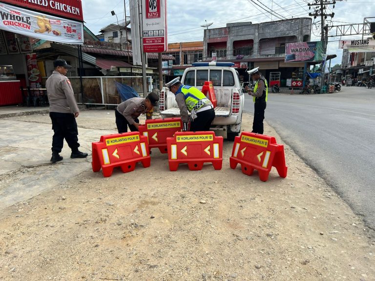 Satlantas Polres Aceh Timur Pasang Water Barrier di Simpang Empat Peureulak untuk Kurangi Kecelakaan. (Foto: Humas Polri)