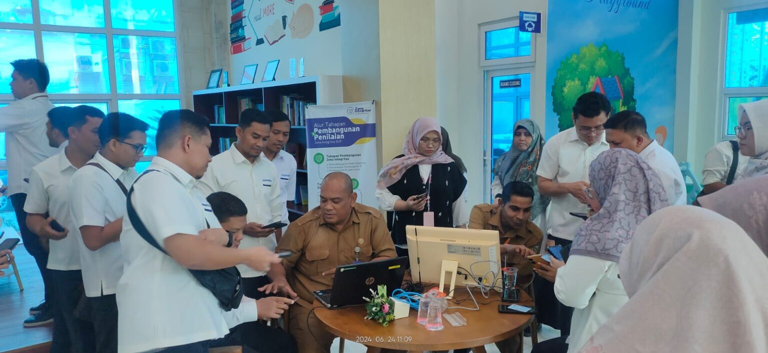 Aktivasi Identitas Kependudukan Digital Dilakukan di Kantor KPP Pratama Banda Aceh. (Foto: Diskominfo BNA)