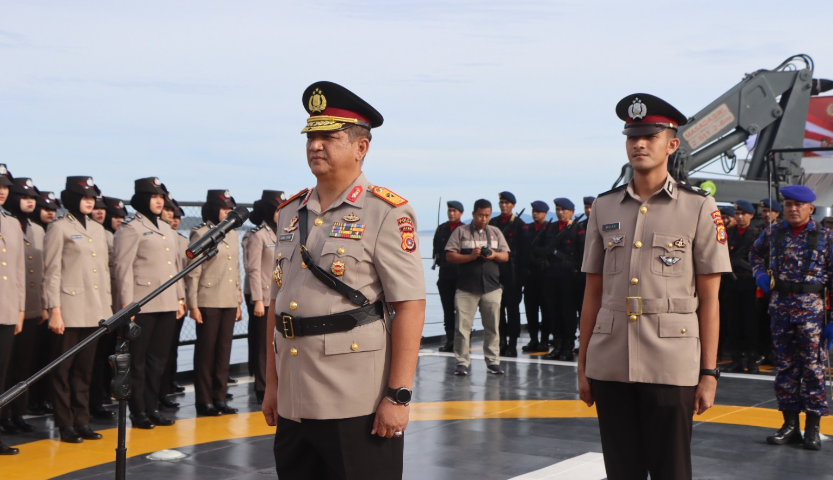 Di atas Kapal Wisanggeni 8005, Wakapolda Aceh Tabur Bunga Ke laut, 24 Juni 2024, (Foto: Humas Polda Aceh)