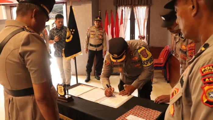 Kapolres Aceh Singkil Pimpin Sertijab Kabagren dan Kapolsek di Aula Presisi. (Foto: SerambiNews)
