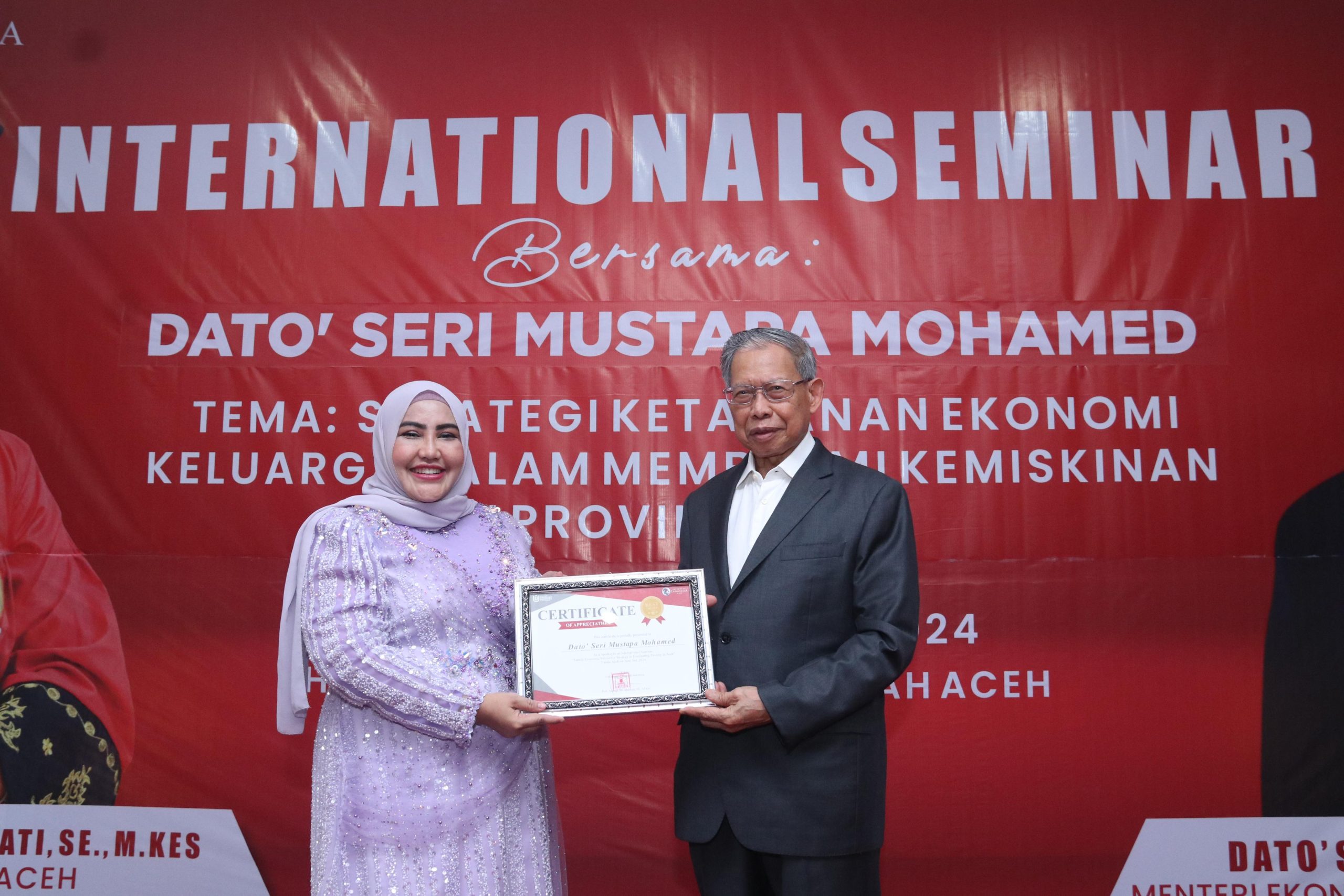 Rektor UUI sekaligus Ketua Umum DPD PIM Aceh Prof Adjunct Dr Marniati M Kes menyerahkan sertifikat kepada Dato’ Seri Mustapa Mohamed yang merupakan Menteri Ekonomi Malaysia periode 2020-2022 pada Seminar Internasional bertema Strategi Ketahanan Ekonomi Keluarga. (Foto: UUI)