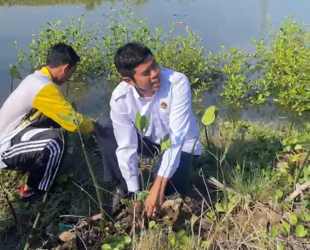 Kepala Kantor Pertanahan Kab. Aceh Utara (Muhammad Reza, ST, M.Si) bersama jajaran melakukan penanaman 100 bibit pohon Manggrove. (Foto: For Nukilan)