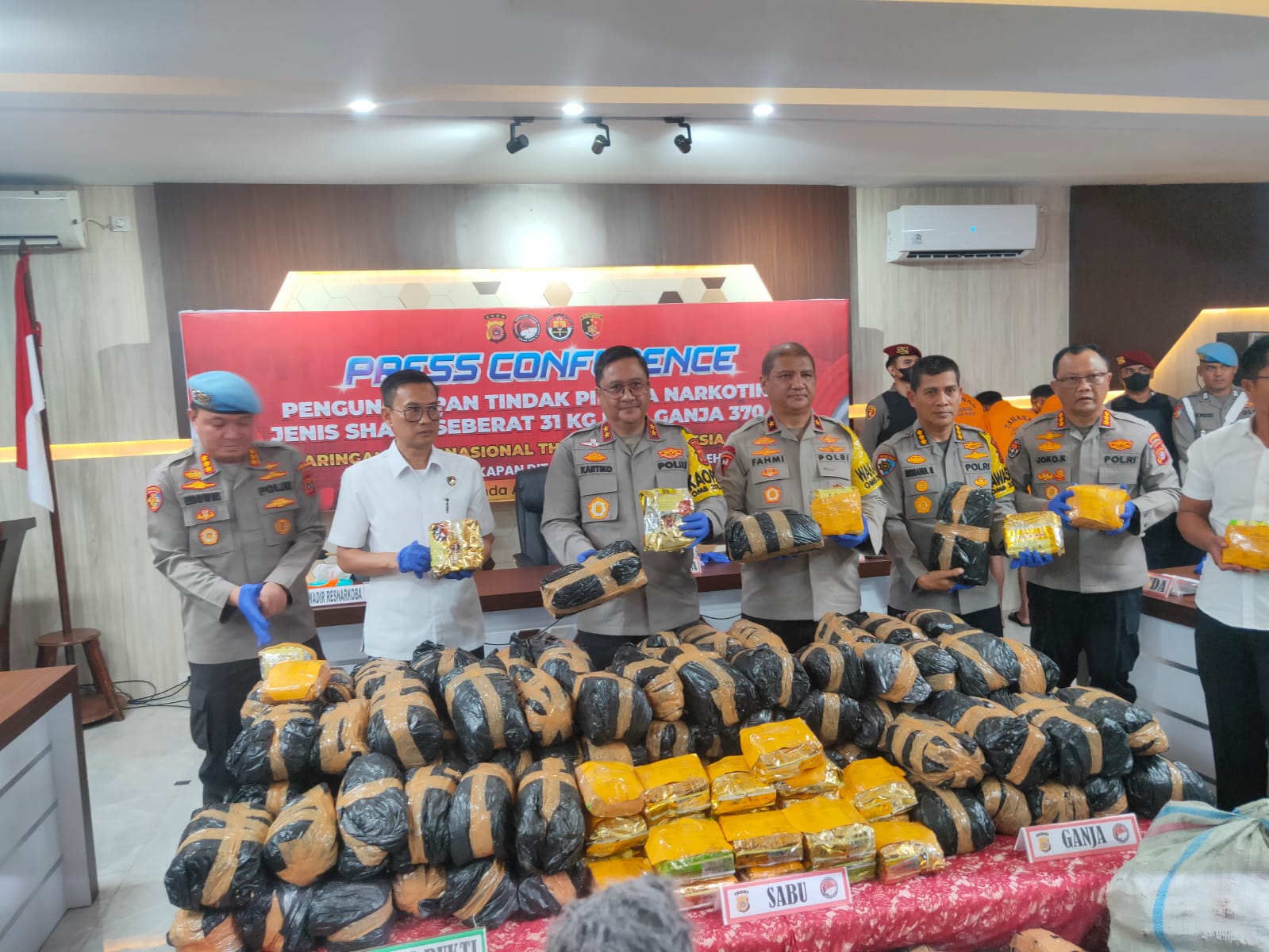 Konferensi pers pengungkapan tindak pidana narkotika jenis sabu dan ganja di Mapolda Aceh, pada Rabu 5 Juni 2024. (Foto: Nukilan/Rezi)