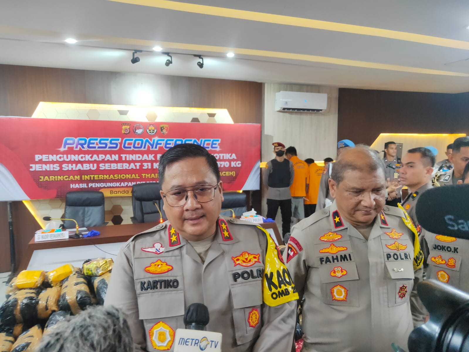 Kapolda Aceh, Irjen Achmad Kartiko, didampingi Wakapolda Aceh, Birgjen Armia Fahmi saat memberikan keterangan pers di Polda Aceh, pada Rabu 5 Juni 2024. (Foto: Nukilan/Rezi)