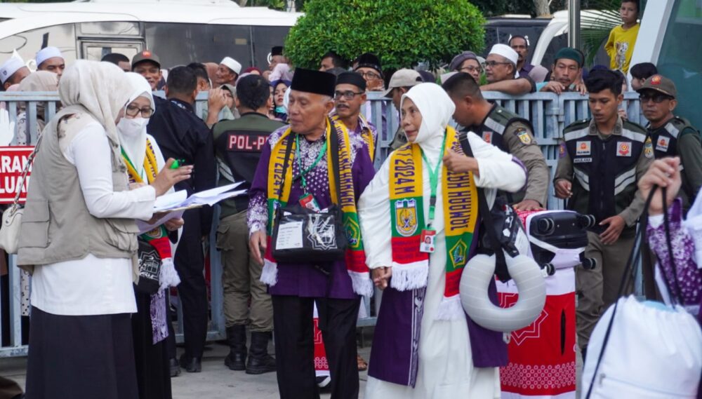 Satpol PP-WH Banda Aceh Turunkan 3 Regu Untuk Pengamanan Keberangkatan Jemaah Calon Haji. (Foto: Diskominfotik BNA)