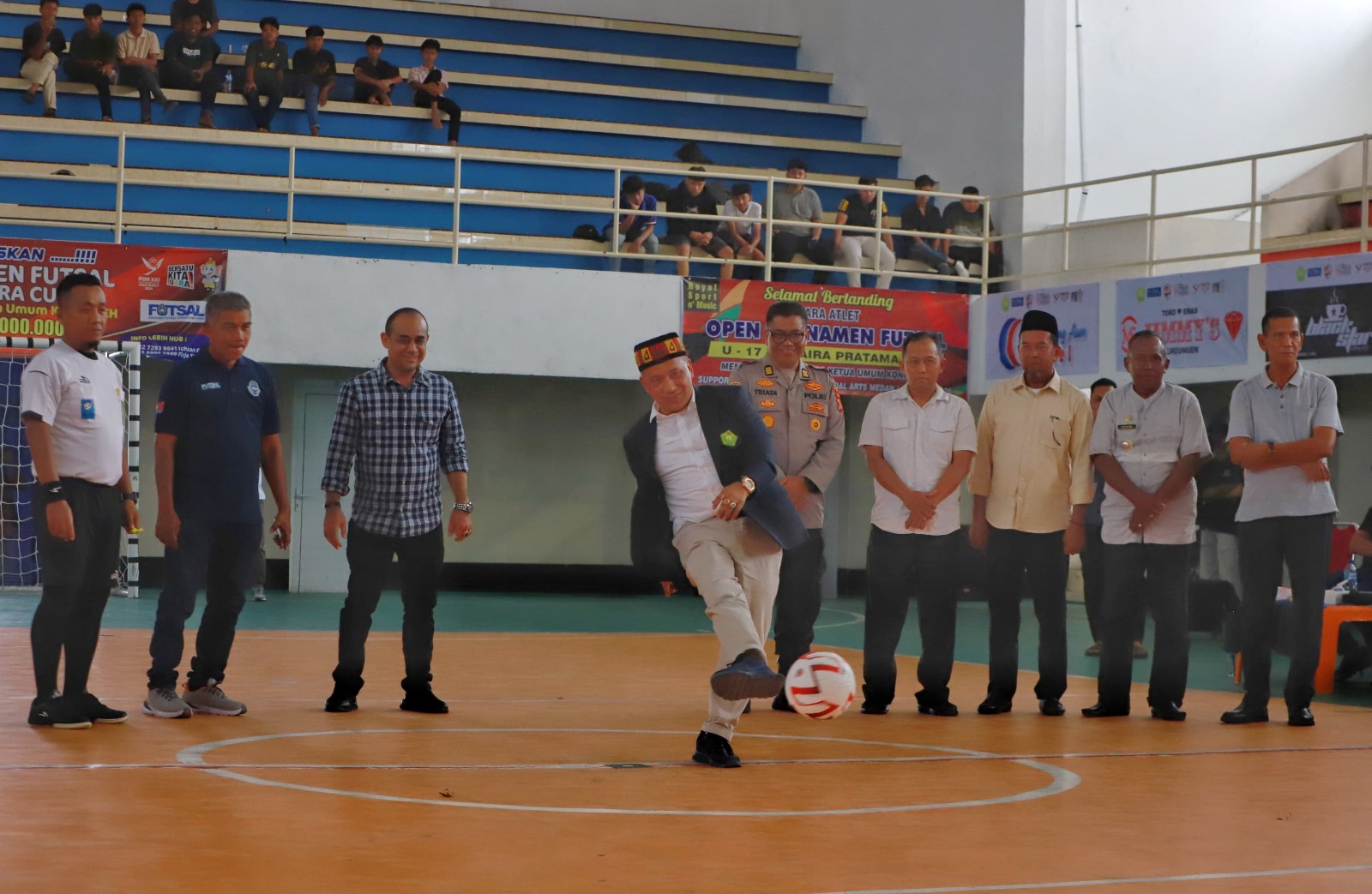 Ketua Umum KONI Aceh, Abu Razak, menendang bola saat pembukaan turnamen. (Foto: For Nukilan)