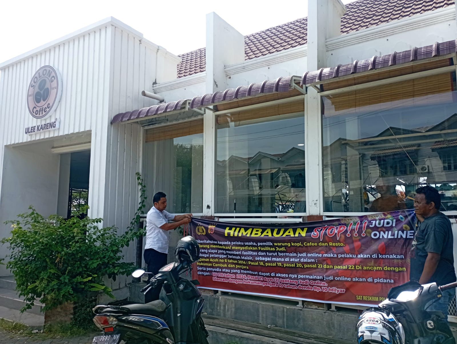 Polresta Banda Aceh Pasang Spanduk Larangan Judi di Warung Kopi dan Kafe. (Foto: For Nukilan)
