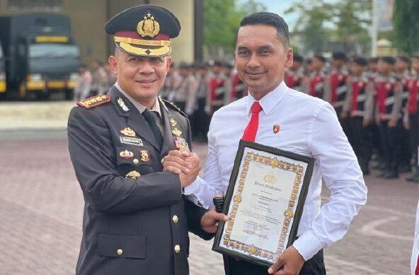 Kapolresta Banda Aceh Beri Penghargaan kepada Satresnarkoba. (Foto: Humas Aceh)