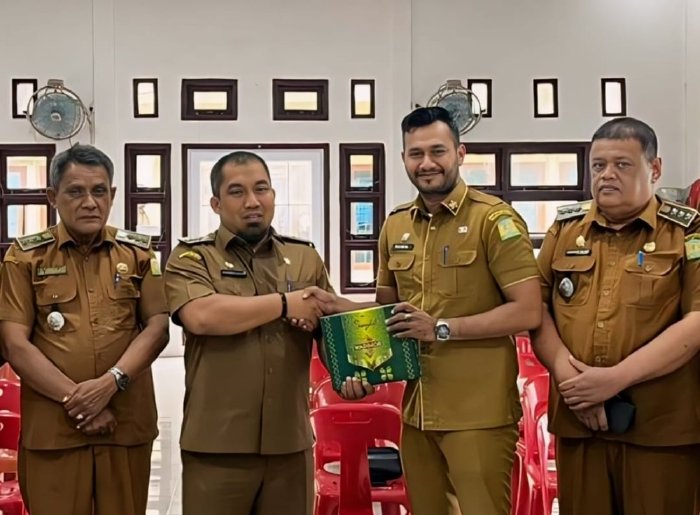 Pemkab Aceh Besar Bagikan Sarung untuk Teungku Imuem hingga Bilal Meunasah. (Foto: Humas Aceh)