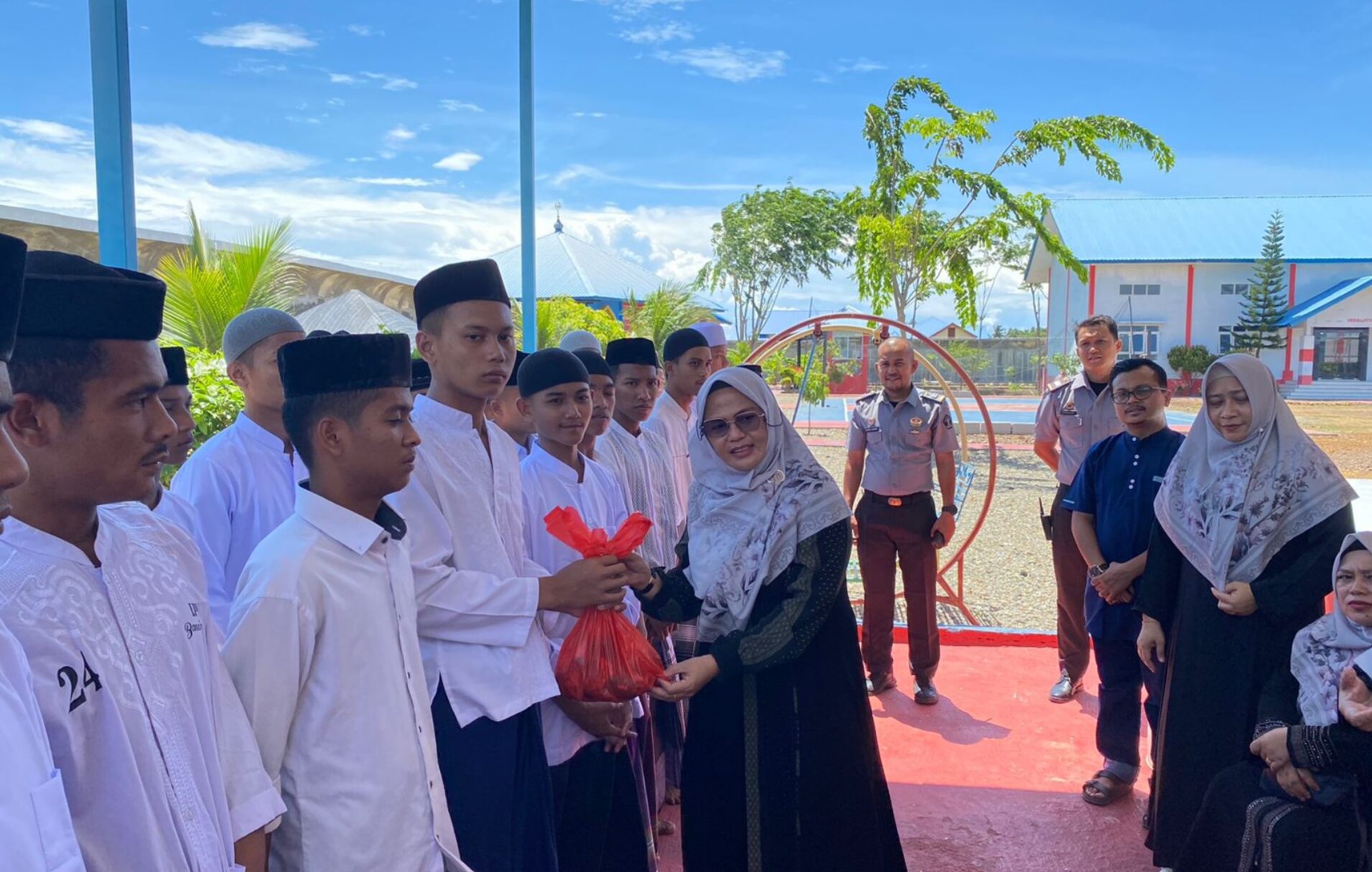 LPKA Banda Aceh Rayakan Idul Adha dengan Berbagi Daging Kurban kepada Anak Binaan. (Foto: Menpan)