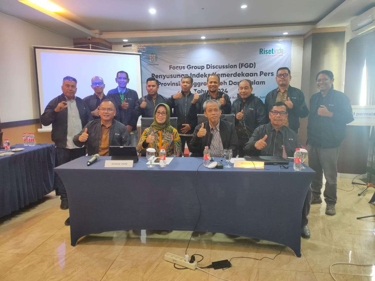 Dewan pers foto bersama dengan narasumber dan peserta FGD di Banda Aceh. (Foto: Dok. Unimal)