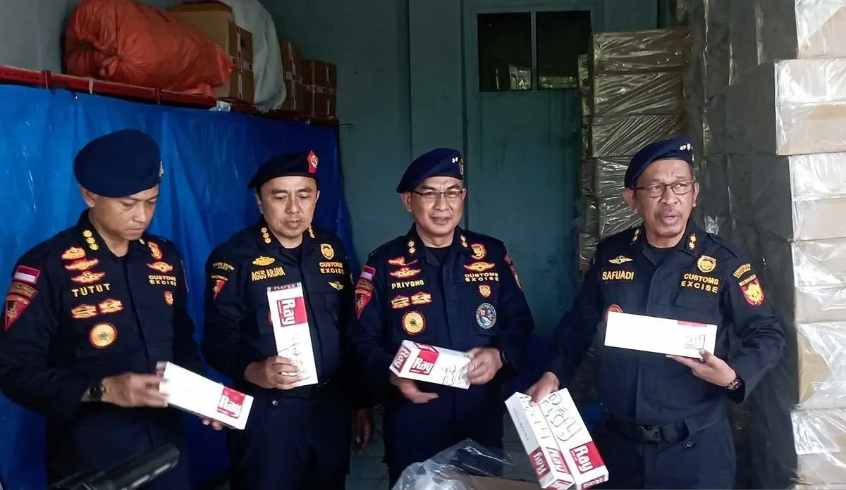Bea Cukai memperlihatkan rokok ilegal hasil penindakan penyelundupan di Banda Aceh, (Foto: ANTARA)