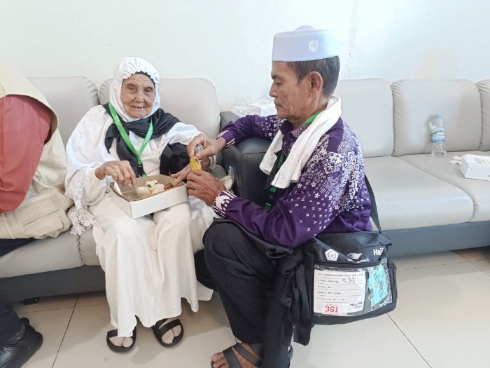 Hasballa, seorang Petani Asal Pidie Berangkat Haji Bersama Sang Ibu. (Foto: Humas Aceh)