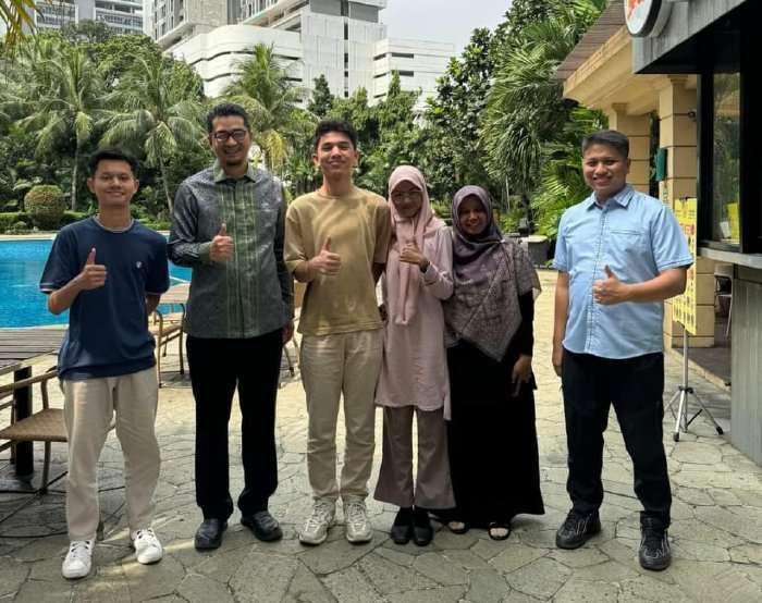 Kadisdik Aceh, Marthunis bersama guru pendamping, Nurul Hikmah dan dewan juri dari Aceh, Nudzran Yusri foto bersama degan tiga orang tim dari Aceh di ajang NSDC. (Foto: Dok.Disdik)