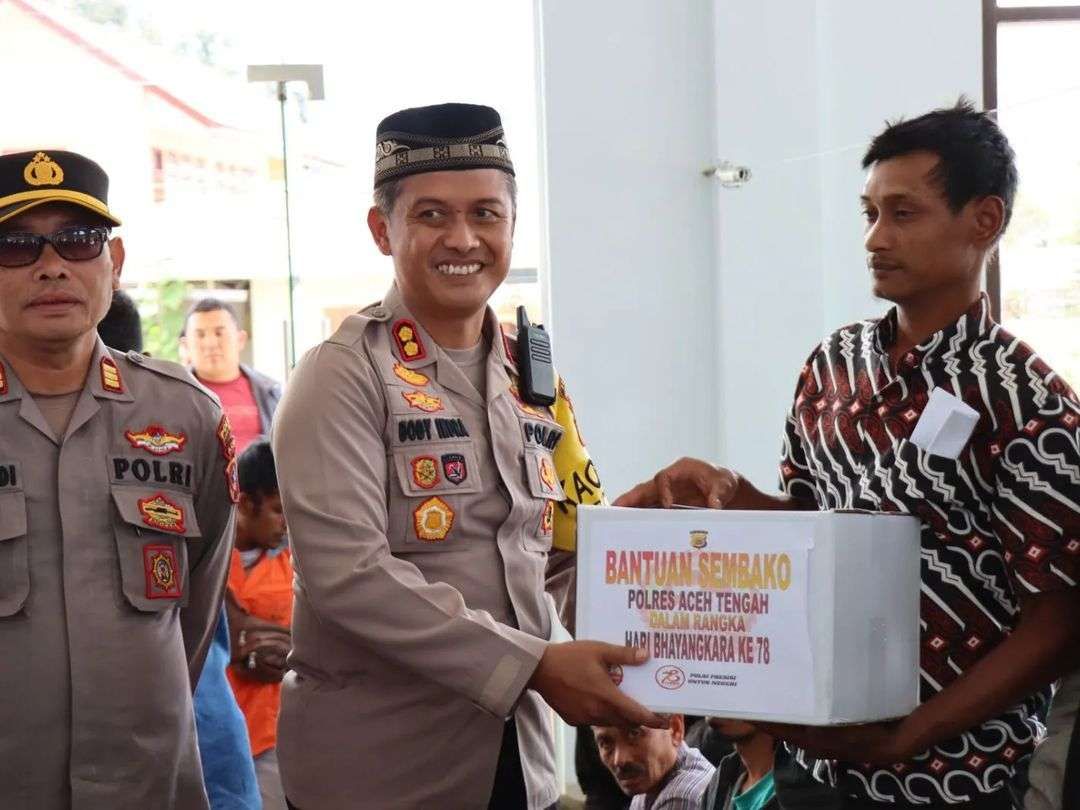 Polres Aceh Tengah Bagi Ratusan Sembako dalam Rangka HUT Bhayangkara Ke-78. (Foto: Humas Polres Aceh Tengah)