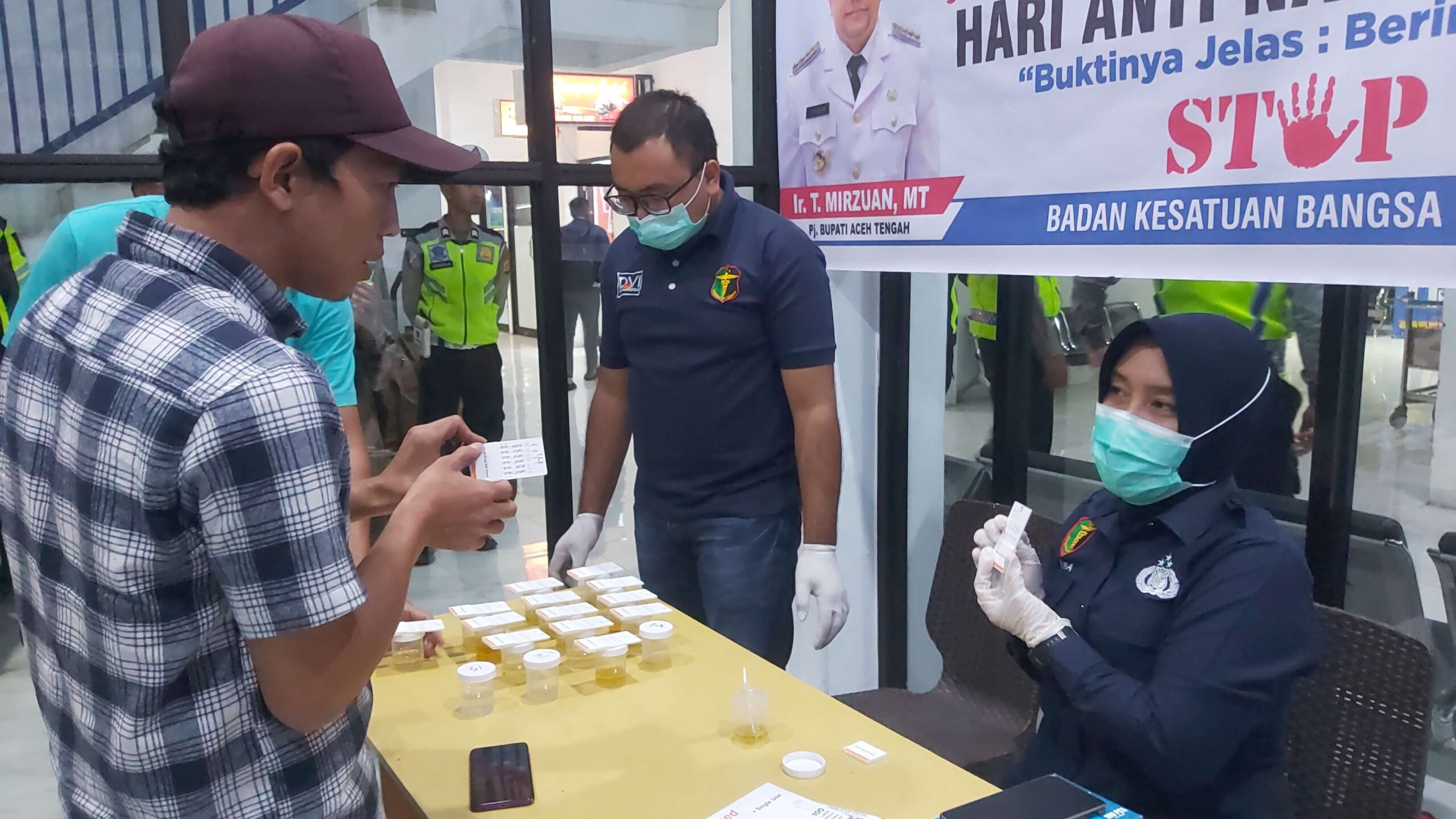 Dokpol sedang melakukan pengecekan hasil urine supir angkutam bus di terminal paya ilang Takengon. (Foto: RRI)