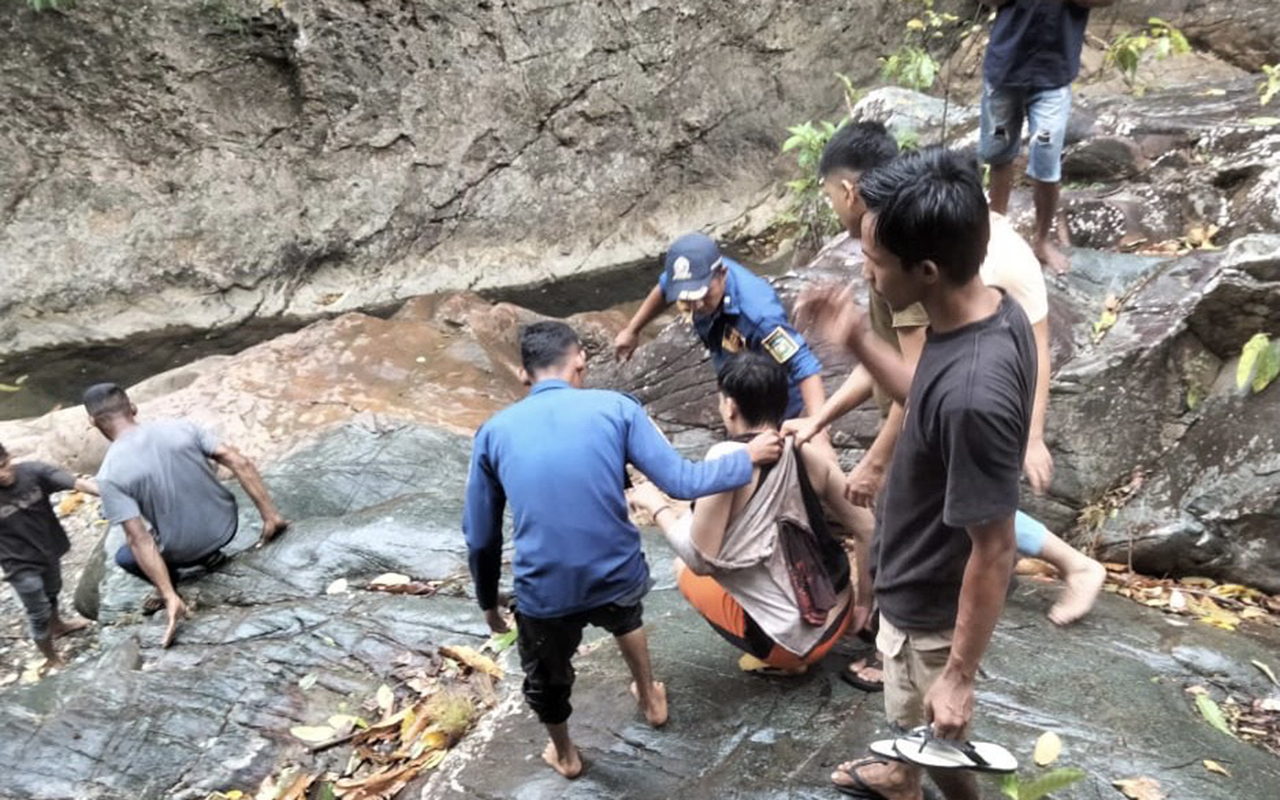 Petugas BPBD bersama warga saat mengevakuasi korban tertimpa pohon di lokasi wisata air terjun Suhom, Aceh Besar. (Foto: BPBD Aceh Besar)