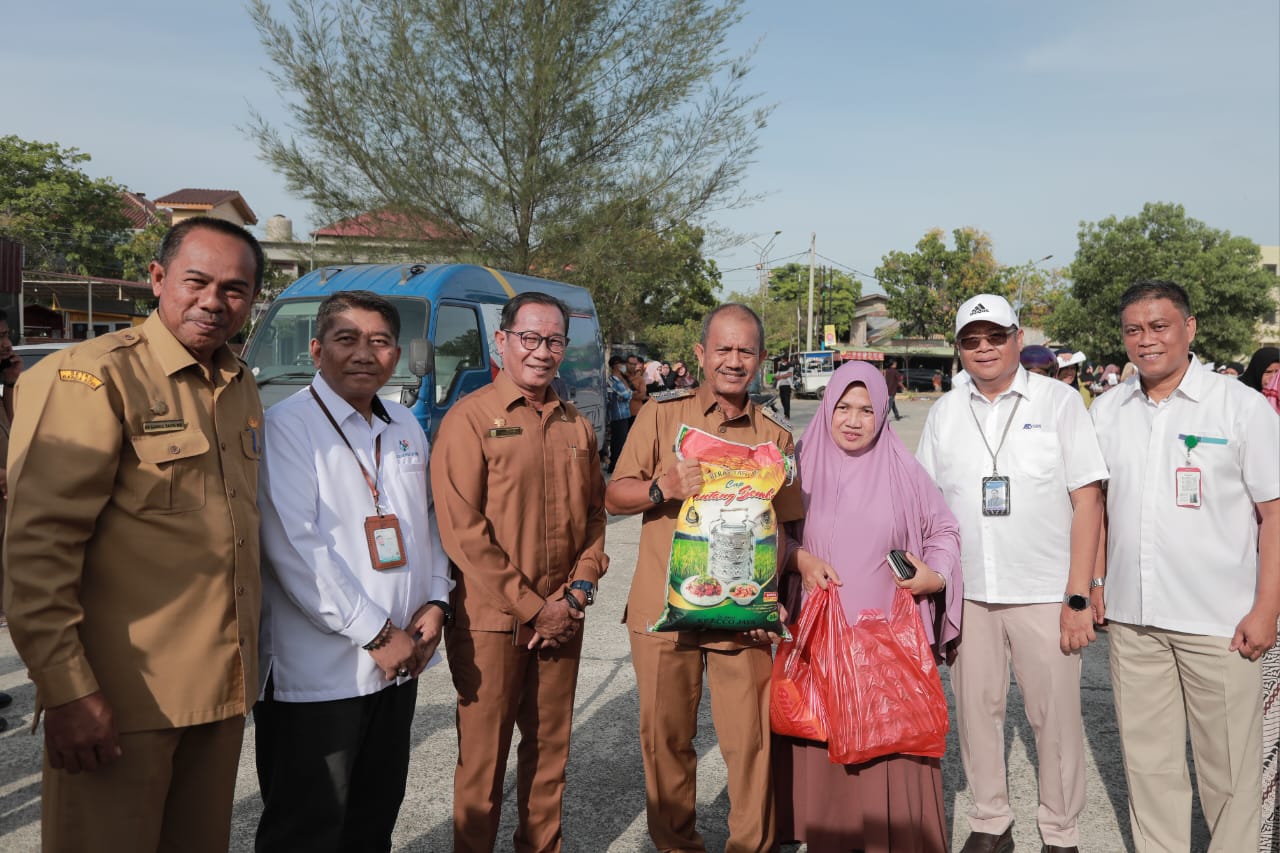 Pj Wali Kota Banda Aceh Pantau Pasar Murah, Pastikan Ketersediaan Bahan Pokok Jelang PON XXI. (Foto: Diskominfo BNA)