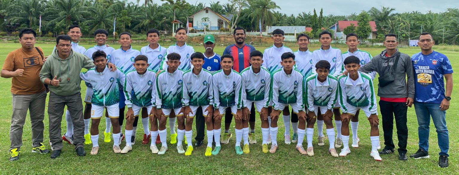 Tim Sepakbola POPDA XVII Aceh Selatan ketika hendak turunlaga menghadapi Kota Subulussalam di Stadion Bukit Hitam, Idi, Aceh Timur. (Foto: ANTARAN)
