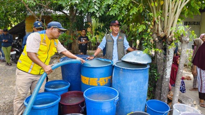 BPBD Aceh Besar Salurkan Air Bersih ke 11 Desa di Lhoknga yang Terdampak Kekeringan Parah. (Foto: SerambiNews)
