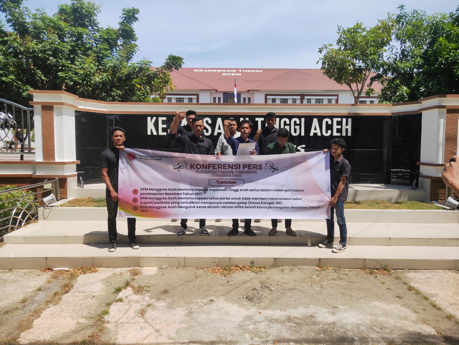 Massa Solidaritas Pemuda Mahasiswa Nanggroe Aceh (SPMNA) menggelar aksi di depan Kantor Kejaksaan Tinggi A, pada Senin 8 Juli 2024. (Foto: Nukilan/Rezi)