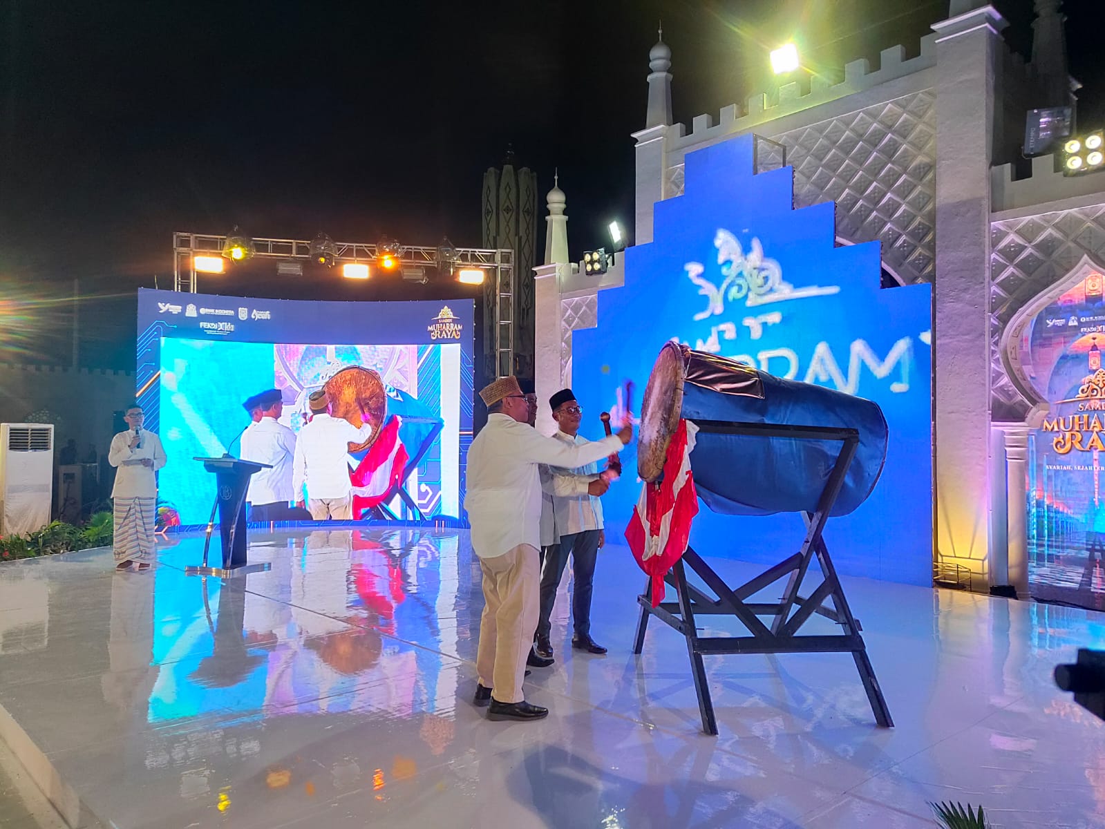 Kepala Dinas Syariat Islam Aceh, Zahrol Fajri dan Kepala Bank Indonesia Provinsi Aceh dalam opening ceremony Sambot Muharram Raya di Masjid Raya Baiturrahman, Banda Aceh, pada Sabtu 13 Juni 2024 malam. (Foto: Nukilan/Rezi)