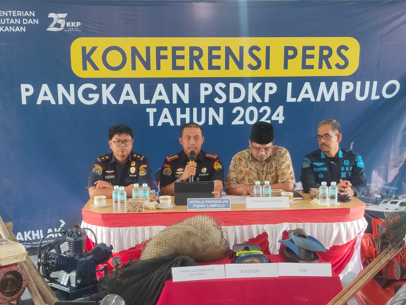Kepala PSDKP Lampulo, Sahono Budianto (kedua kiri) dalam konferensi pers, pada Senin 29 Juli 2024. (Foto: Nukilan/Rezi)