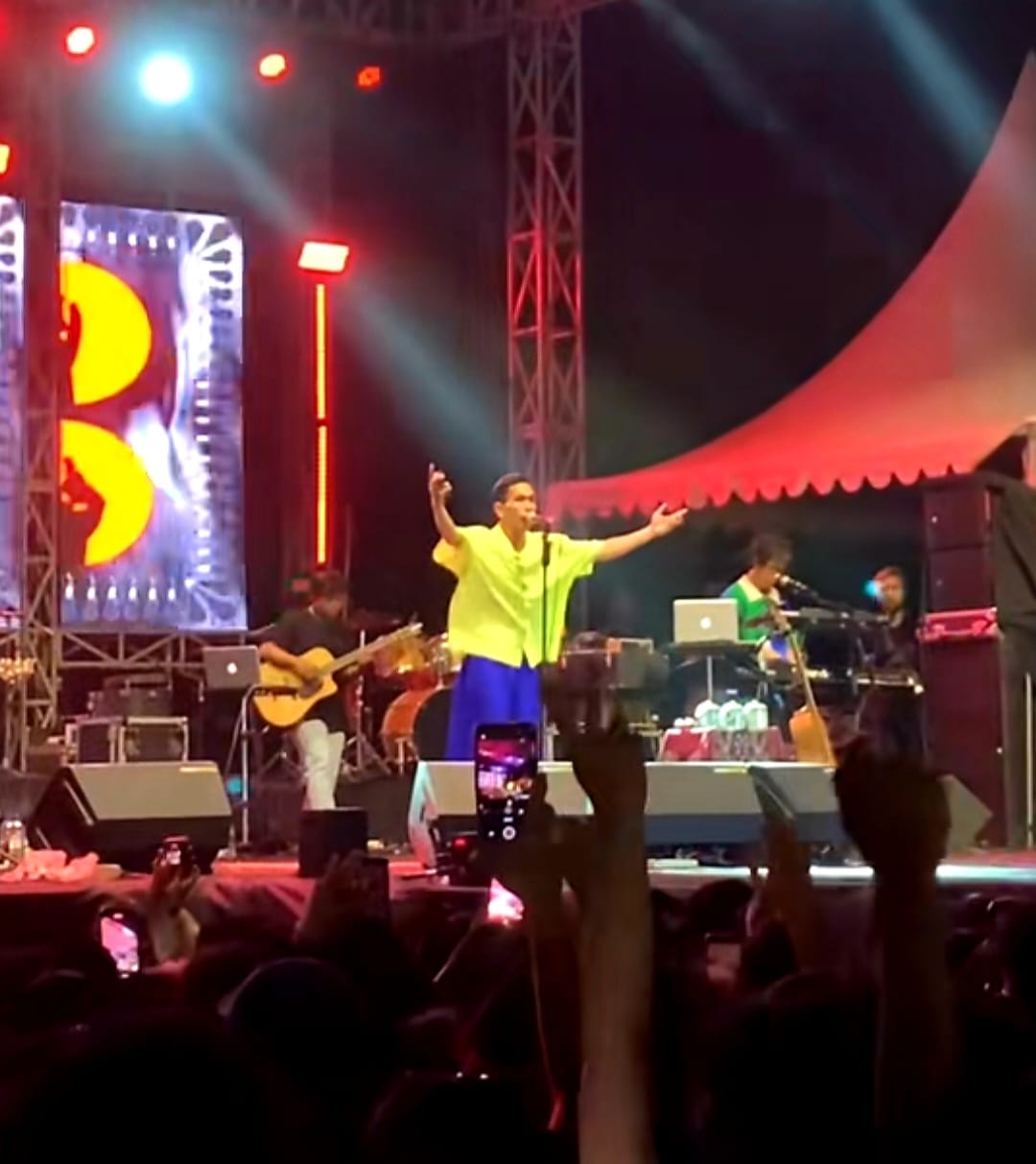 Band asal Ibu Kota, Fourtwnty saat membawakan lagu Zona Nyaman di Pesta Rakyat My Pertamina. (Foto: Nukilan)