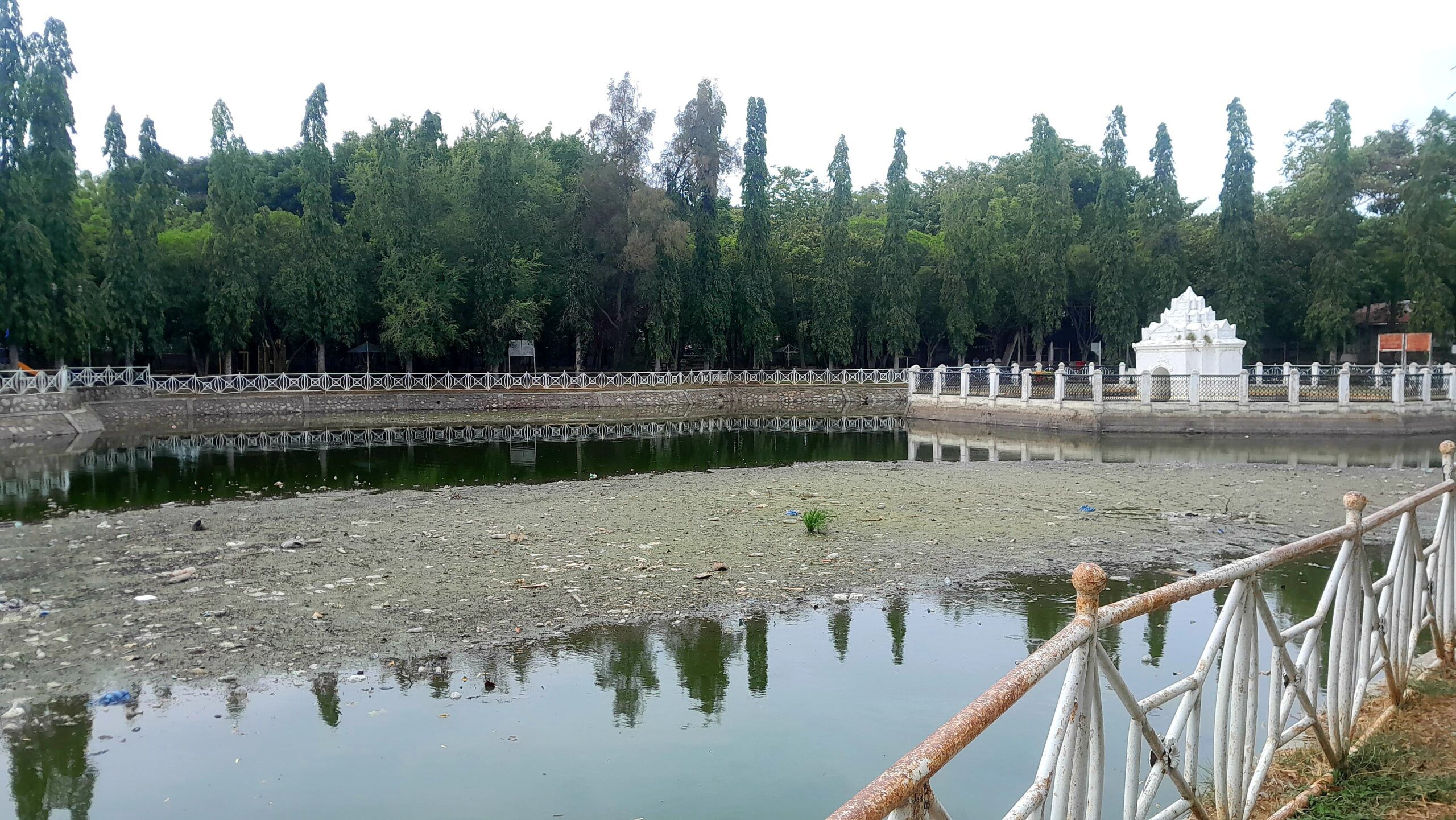 Sampah Genangi Sungai di Taman Putroe Phang. (Foto: Nukilan)