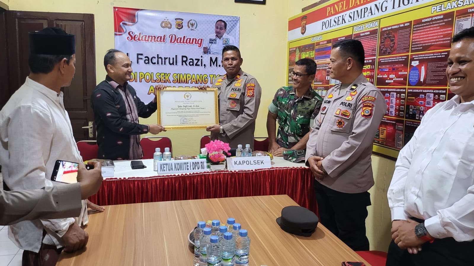 Senator Fachrul Razi Berikan Penghargaan kepada Kapolsek Teladan Aceh Besar. (Foto: For Nukilan)