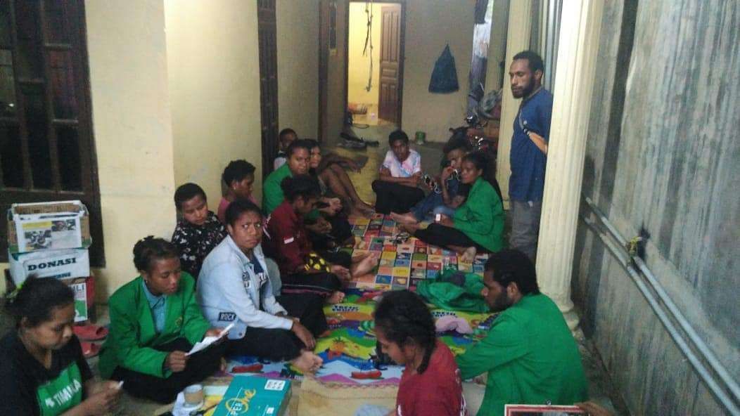 Kebersamaan mahasiswa unimal asal Papua yang sedang belajar kelompok bersama teman kuliahnya yang beda agama. (Foto: Unimal News).