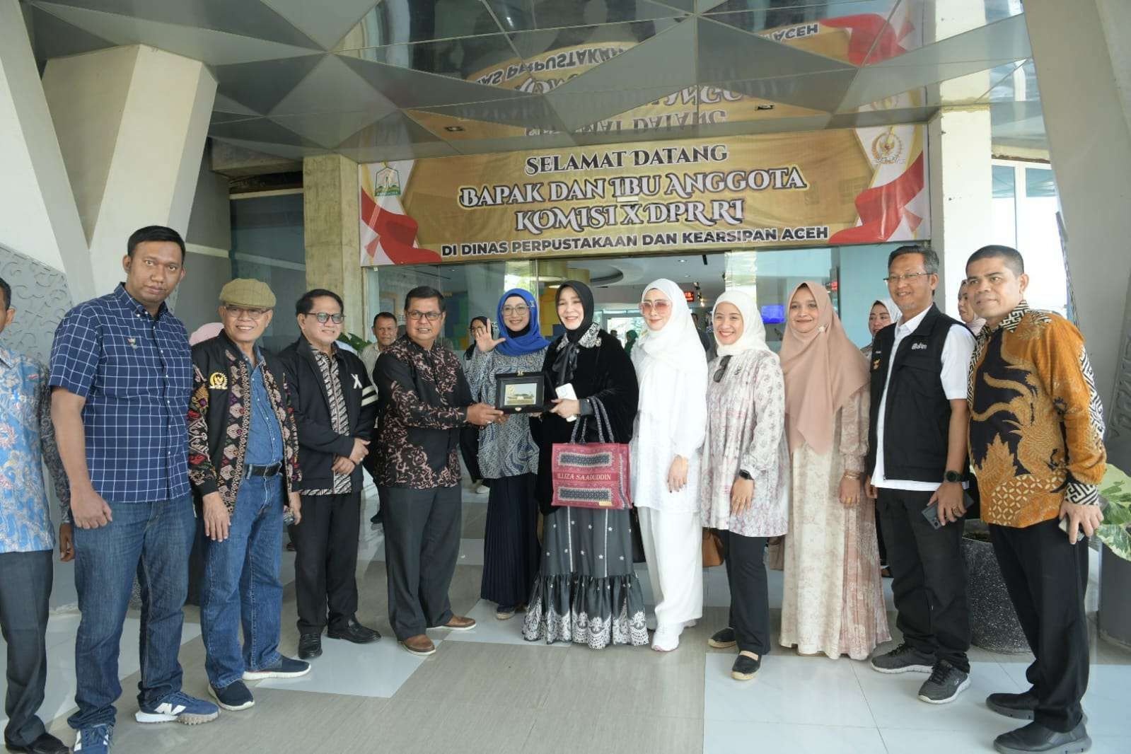 Asisten Administrasi Umum Setda Aceh Dr Iskandar AP mendampingi kunjungan Komisi X DPR RI ke perpustakaan wilayah. (Foto: Humas Pemerintah Aceh)