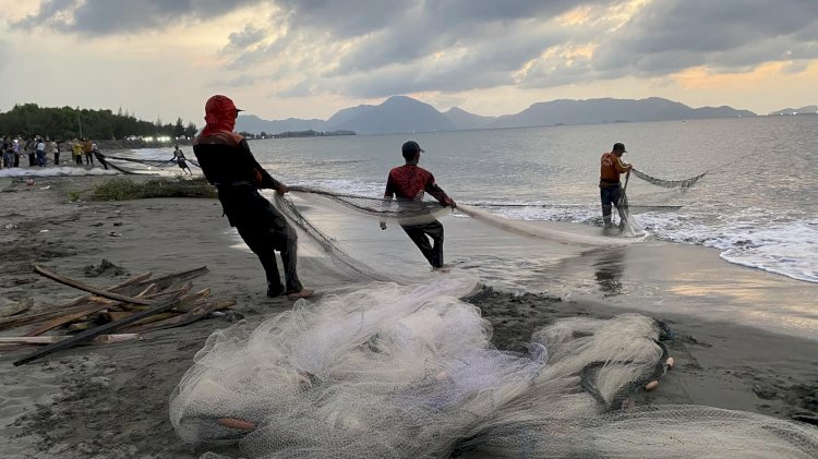 Merawat Tradisi Tarek Pukat di Pesisir Banda Aceh. (Foto: Nukilan)