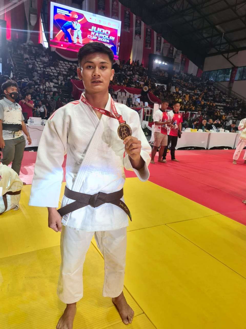 Bripda Muhammad Afdil Thoriq, Bintara yang bertugas di Polres Bener Meriah berhasil merebut juara 1 di kelas - 60 Kg dalam Kejuaraan Judo Kapolri Cup 2024. (Foto : Humas Polda Aceh)