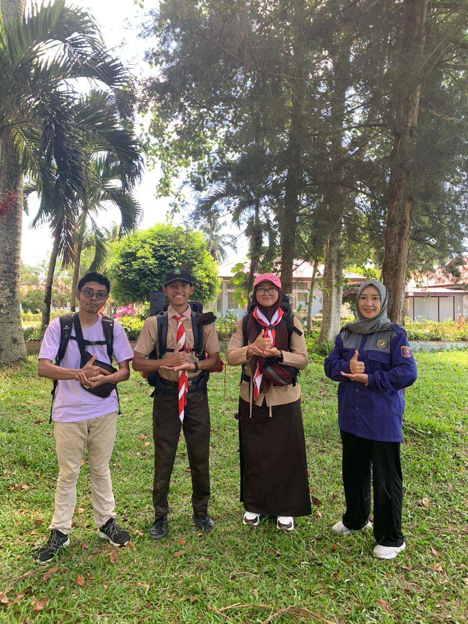 Hadara (Pengurus Kwarcab Aceh Tengah), Ashabul Kahfi (Anggota Saka Wanabhakti), Yuni Sakinah (Putri Purna DKC Aceh Tengah dari Universitas Gajah Putih Takengon) dan Ernawati (Pamong Saka Wanabhakti Aceh Tengah) poto bersama di lokasi seleksi. [Foto: dok. pribadi]