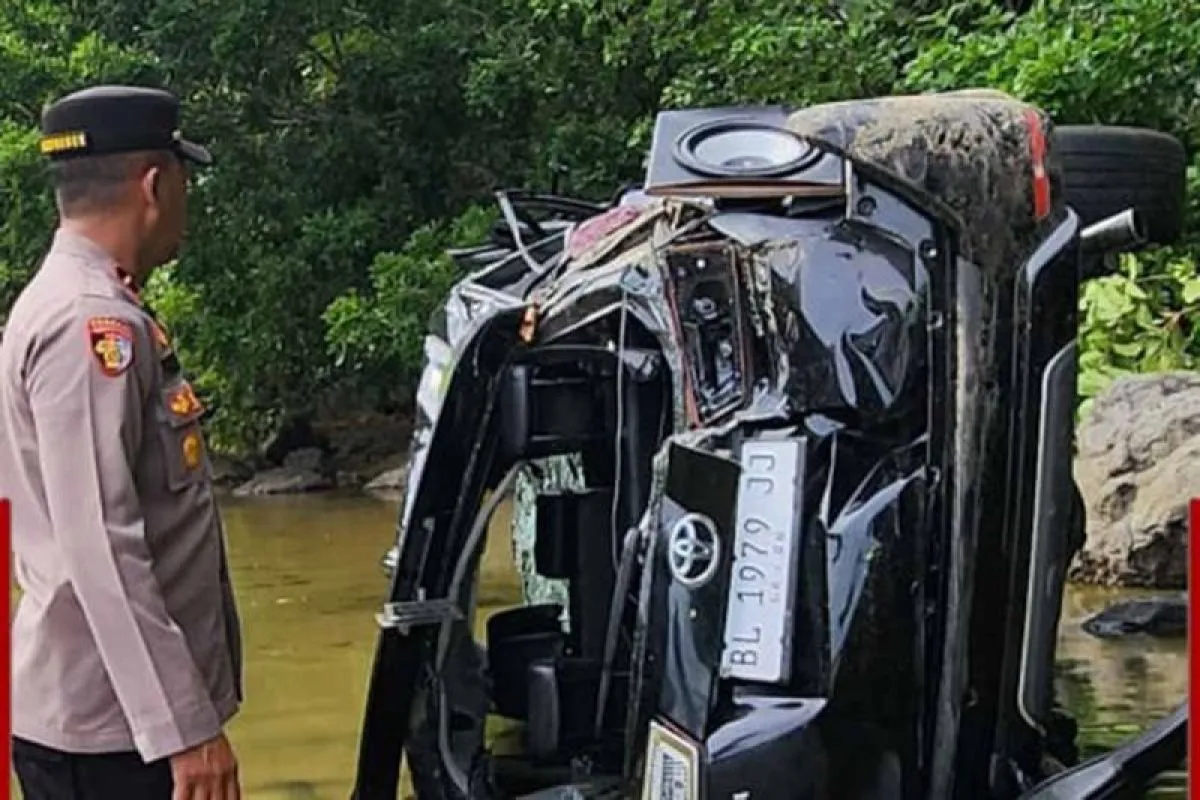 Polisi memeriksa minibus jatuh ke jurang sedalam 30 meter di lintasan Gunung Geurutee, Kabupaten Aceh Jaya. (Foto: Dok Ditlantas Polda Aceh)