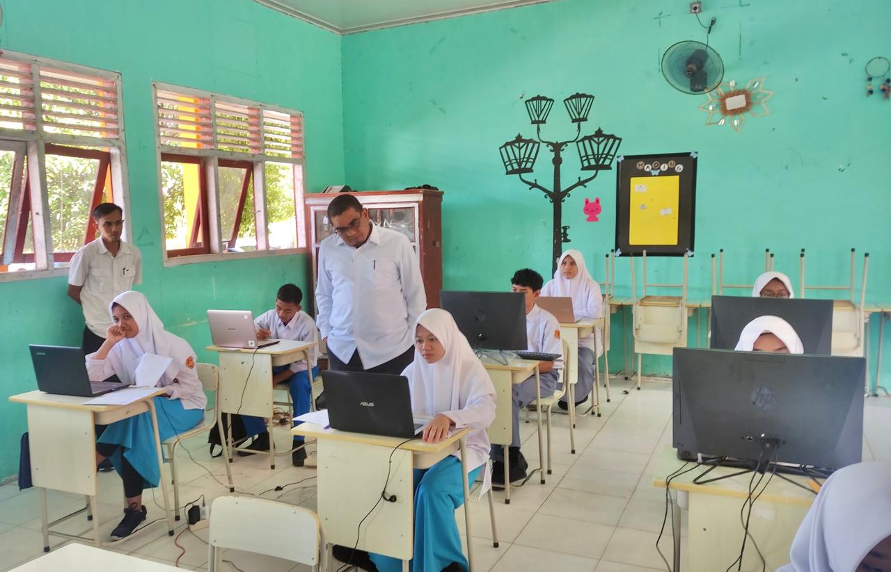 Kakankemenag Aceh Besar Saifuddin meninjau pelaksanaan KSM beberapa waktu lalu. (Foto: kemenag Aceh Besar)