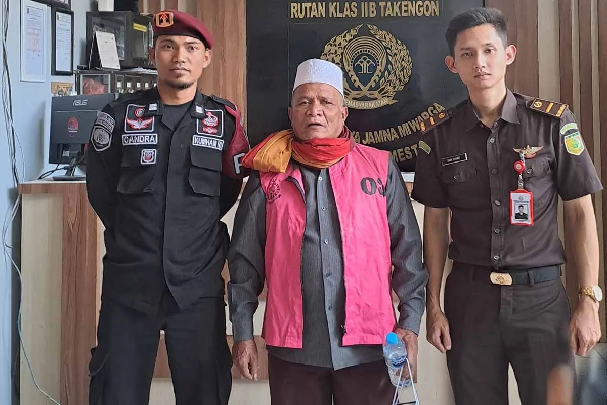 Petugas kejaksaan mengapit terpidana yang sempat DPO sejak 2016 dalam kasus tindak pidana korupsi pembangunan rumah bantuan korban konflik di Aceh Tengah. (Foto: Humas Kejati Aceh)