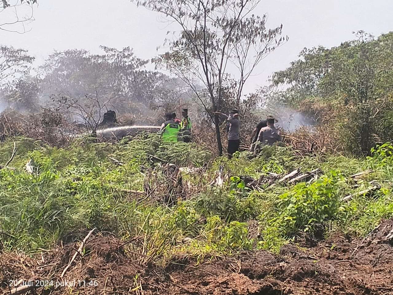 Kebakaran Lahan di Aceh Barat Meluas Jadi 7,5 Hektar, Petugas Terus Berjibaku. (Foto: BPBD)